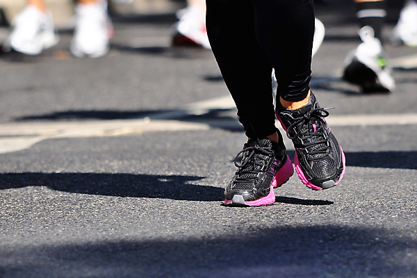 포토 JPG 해외이미지 도로 선 스포츠 운동화 신발 반바지 발 건강 사람없음 달리기 조깅 운동 경쟁 게임 레이싱 우승 그룹 군중 연습 속도 리더 마라톤 대회 달리기선수 레이서 선로 양발 전력질주 주자 선두 해외202004 해외포토 길 컨셉 바지 교통시설 모션 놀이 사람 경기 시합 신체부위 최고 육상스포츠 육상선수 파일형식 이미지허브