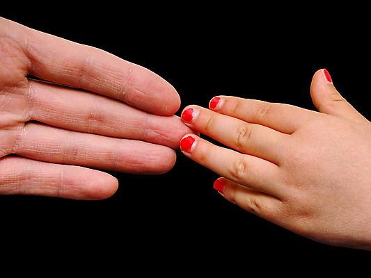 포토 JPG 해외이미지 백인 손 여자 딸 어린이 분홍색 2 손가락 가족 관계 엄마 검은배경 함께함 관리 손바닥 사랑 사람 성인 사람없음 갈색 검은색 만남 터치 잡기 아빠 연결 작음 큼 손톱관리 고립 돌봄 지원 해외202004 해외포토 서양인 감정 컬러 백그라운드 컨셉 모션 신체부위 크기 네일아트 파일형식 이미지허브