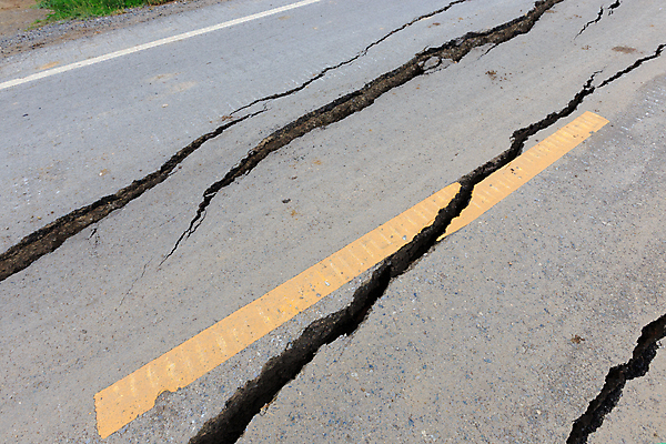 포토 JPG 해외이미지 도로 길 선 교통시설 거리 경고 안전 사람없음 환경 손상 차도 흰색 시골 거친 고속도로 보행로 균열 수리 위험 아스팔트 사건 부식 질감 시멘트 문제 다리찢기 나쁜 골절 단절 땅바닥 방법 부정부패 재앙 지진 콘크리트 해외202004 해외포토 컬러 교통 컨셉 의학 모션 바닥 자연재해 시설 파일형식 이미지허브