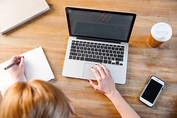 포토 JPG 해외이미지 백그라운드 한명 컴퓨터 장면 해외202004 해외포토 1 사람 전자제품 파일형식 이미지허브