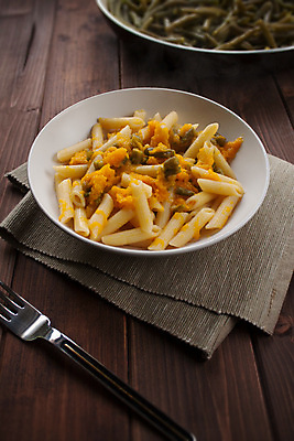 포토 JPG 해외이미지 접시 음식 포크 다이어트 채소 호박 콩 파스타 사람없음 빛 저녁식사 이탈리아 신선 먹이 준비 점심식사 채식주의자 펜네 비건 해외202004 해외포토 식기 유럽 곡류 서양음식 건강 식사 채식 파일형식 이미지허브