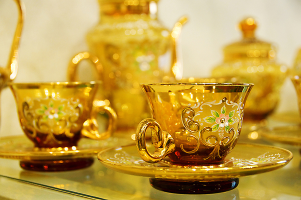 포토 JPG 해외이미지 그릇 디자인 꽃 음료 패턴 일러스트 선물 미술 사람없음 그래픽 장식 컵 노란색 페인트 이탈리아 황금 우아함 차 작음 컵받침 서비스 그림 베네치아 유리그릇 조작 취급주의 핸드메이드 해외202004 해외포토 식물 식기 유럽 컬러 컨셉 무늬 유리 문화예술 경고 크기 받침대 파일형식 이미지허브