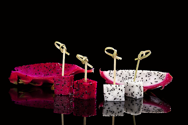 포토 JPG 해외이미지 스튜디오촬영 음식 분홍색 조각 백그라운드 과일 자연 검은배경 건강 요리 동양인 사람없음 가로 컬러풀 보라색 활발 용 신선 달콤 맛 자르기 카나페 상쾌 유기농 건강식 내추럴 숙성 이국적 채식주의자 미니멀 해외202004 해외포토 웰빙 감정 컬러 컨셉 모션 서양음식 실내 인종 검은색 생태계 채식 파일형식 이미지허브