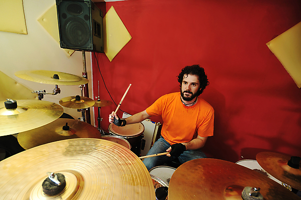 포토 JPG 해외이미지 직업 접시 남자 음악 놀이 불꽃 타악기 기술 실내 한명 사람 옆모습 빛 스터디 세트 금속 콘서트 음악가 가수 무대 기구 악단 막대기 시원함 연습 드럼 롤 오디오 재즈 드러머 때리기 뮤지컬 베이스 인기 차고 펑크 플레이어 스타일 해외202004 해외포토 1 식기 악기 뷰포인트 모션 재질 불 현악기 문화예술 내부 전자제품 학습 공연 파일형식 이미지허브