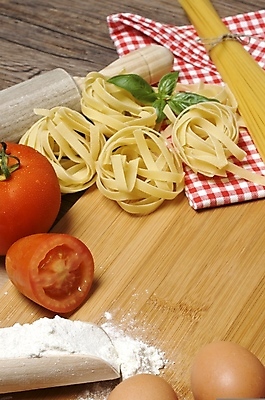 포토 JPG 해외이미지 전통 문화 음식 백그라운드 잎 다이어트 토마토 채소 재료 탁자 주택 건조 파스타 건강 스파게티 요리 사람없음 목재 수건 주방 계란 식사 침묵 이탈리아 시골 신선 면 체리 맛 상품 밀 지중해 국자 준비 유기농 날것 밀가루 노른자 점심식사 생식 탄수화물 핸드메이드 해외202004 해외포토 나무 식물 웰빙 유럽 바다 가구 컨셉 과일 주방용품 곡류 서양음식 건물 위생용품 알 소리 가루 파일형식 이미지허브