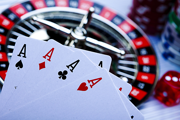 포토 JPG 해외이미지 실내 사람없음 아웃포커스 트럼프 도박 카지노 흰배경 룰렛 겜블 해외202004 해외포토 백그라운드 촬영기법 내부 놀이용품 게임 흰색 파일형식 이미지허브