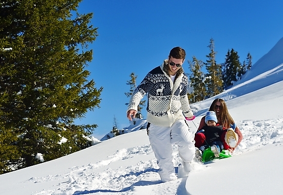 포토 JPG 해외이미지 주간 전신 라이프스타일 여자 남자 행복 아들 어린이 겨울 가족 엄마 휴가 산 함께함 사랑 사람 소년 성인 야외 세명 설원 기쁨 추위 아빠 당기기 승차 썰매 눈썰매장 해외202004 해외포토 자연요소 계절 감정 컨셉 관계 모션 눈_날씨 생활 파일형식 이미지허브