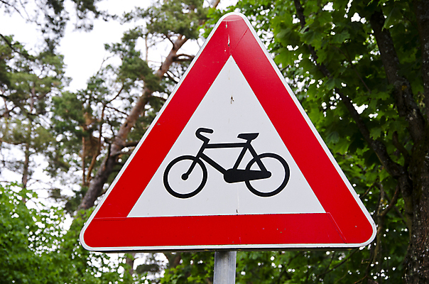 포토 JPG 해외이미지 배너 공원 도로 백그라운드 교통시설 화살 거리 간판 프레임 사람없음 빨간색 금속 자전거 공백 방 정보 흰색 표지판 방향 심볼 오브젝트 사인 방법 해외202004 해외포토 공공시설 길 컬러 교통 재질 알림판 바이크 시설 파일형식 이미지허브