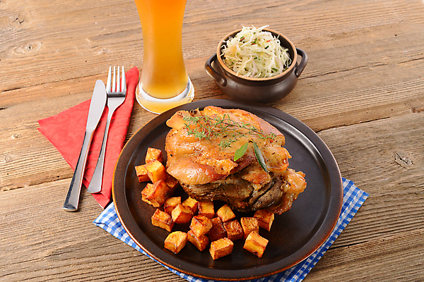 포토 JPG 해외이미지 전통 접시 음료 음식 빵 잎 채소 부분 유리 탁자 뼈 맥주 육류 돼지고기 요리 사람없음 목재 빛 갈색 파티 저녁식사 당근 에너지 머그컵 튀김 흰색 시골 만 돼지 그릴 굽기 피부 유기농 햄 훈제 점심식사 바이에른사람 해외202004 해외포토 나무 식물 식기 웰빙 컬러 가구 식재료 재료 포유류 재질 주방용품 뿌리채소 주류 이벤트 신체부위 컵 식사 구이 파일형식 이미지허브