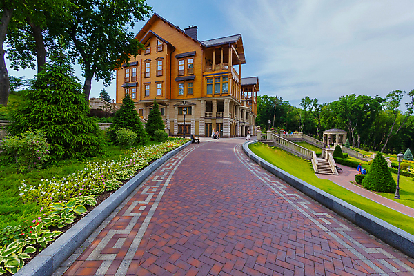 포토 JPG 해외이미지 나무 공원 길 여행 자연 하늘 주택 풍경 사람없음 건물 목재 장식 초록색 여름 정원 고급 숲 지역 구성 대통령 우크라이나 정부 특별함 해외202004 해외포토 식물 건축물 계절 공공시설 유럽 컬러 컨셉 재료 생태계 파일형식 이미지허브