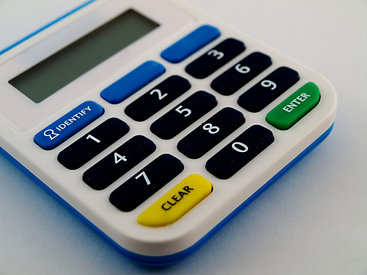 포토 JPG 해외이미지 손 돈 인터넷 비즈니스 안전 사람없음 금융 파란색 쇼핑 컴퓨터 숫자 상점 기계 키보드 신용카드 재산 암호 구매 플라스틱 절도 보안 상업 신분 전자 온라인 대출 빚 ATM 계좌 고립 매각 인출 해외202004 해외포토 문자 컬러 재질 신체부위 경제 전자제품 범죄 파일형식 이미지허브