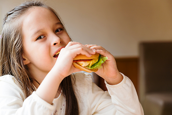 포토 JPG 해외이미지 1 라이프스타일 여자 행복 어린이 음식 다이어트 치즈 갈색머리 패스트푸드 샌드위치 육류 한명 사람 동양인 내부 식당 중국 햄버거 입 폐기물 큼 먹기 배고픔 속도 다민족 토막 치즈버거 해외202004 해외포토 헤어스타일 감정 아시아 식재료 모션 유제품 건강 인종 생활 신체부위 상점 인스턴트 쓰레기 크기 파일형식 이미지허브