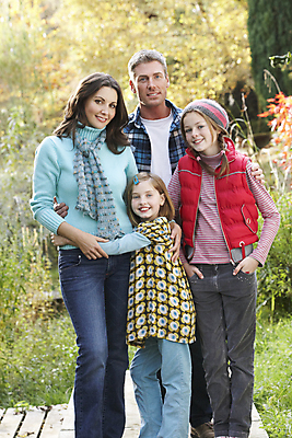 포토 JPG 해외이미지 전신 백인 공원 여자 남자 딸 행복 아들 어린이 중년 가족 엄마 함께함 서기 미소 사람 소년 여러명 야외 세로 30대 가을 시골 아빠 즐거움 해외202004 해외포토 서양인 계절 공공시설 감정 다수 컨셉 관계 모션 표정 성인 장년 파일형식 이미지허브