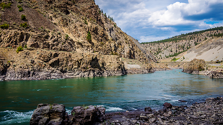 포토 JPG 해외이미지 나무 구름 여행 캐나다 교통시설 자연 하늘 산 건조 파노라마 풍경 사람없음 야외 초록색 물 여름 강 반사 골짜기 하이킹 추위 탐험 바위 시골 고속도로 숲 언덕 암초 내추럴 생태학 해외202004 해외포토 자연요소 식물 계절 교육 도로 컬러 교통 북아메리카 레저 촬영기법 돌_바위 시설 생태계 파일형식 이미지허브