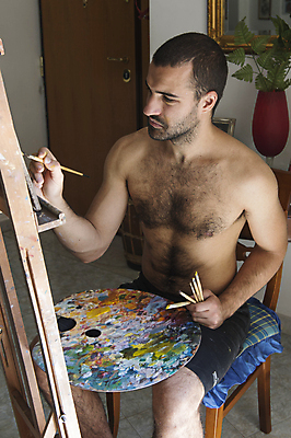 포토 JPG 해외이미지 거실 휴식 아파트 실내 한명 서기 취미 페인트 붓 팔레트 묘기 아래 이젤 그림 예술가 캔버스 화가 해외202004 해외포토 직업 1 컨셉 모션 주택 사람 내부 미술도구 방향 위치 파일형식 이미지허브