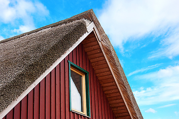 포토 JPG 해외이미지 구름 외관 여행 건축양식 창문 하늘 지붕 휴가 주택 독일 사람없음 건물 목재 빨간색 파란색 조약돌 재산 널 옥상 타일 투자 렌탈 발트해 수목 임대 진짜 소유 해외202004 해외포토 자연요소 나무 건축물 건축 유럽 바다 컬러 비즈니스 재료 북유럽 금융 경제 돌_바위 파일형식 이미지허브