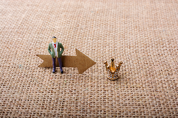 포토 JPG 해외이미지 화살표 왕관 실내 사람없음 인물미니어처 갈색배경 해외202004 해외포토 백그라운드 내부 갈색 미니어처 파일형식 이미지허브