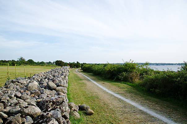 포토 JPG 해외이미지 나무 외관 길 하늘 돌담 스웨덴 풍경 사람없음 야외 초록색 물 여름 파란색 산책 역사 오솔길 방법 스칸디나비아 해외202004 해외포토 자연요소 식물 계절 컬러 휴식 북유럽 담장 돌_바위 파일형식 이미지허브