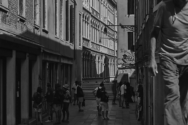 포토 JPG 해외이미지 고건축 건축양식 거리 흑백 사람 사람없음 건물 계단 이탈리아 도시 시멘트 베네치아 해외202004 해외포토 건축물 건축 유럽 촬영기법 파일형식 이미지허브