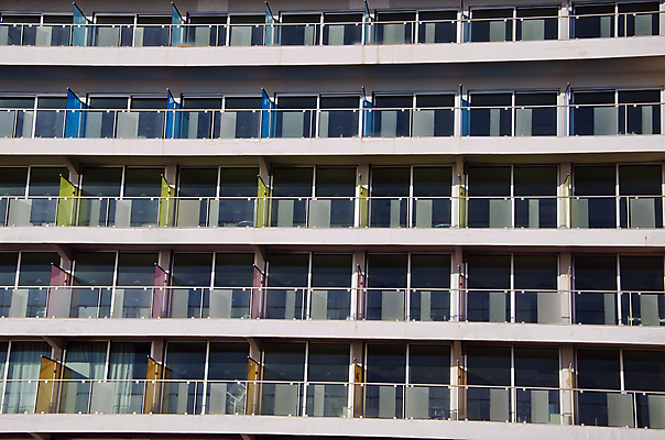 포토 JPG 해외이미지 디자인 벽 분홍색 비즈니스 건축양식 창문 유리 호텔 휴가 사람없음 야외 파란색 발코니 흰색 줄서기 해외202004 해외포토 건축 컬러 모션 재질 숙소 파일형식 이미지허브