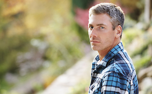 포토 JPG 해외이미지 백인 옷 공원 남자 40대 중년 생각 한명 사람 야외 가로 걷기 산책 표현 배려 카피스페이스 해외202004 해외포토 서양인 1 공공시설 모션 휴식 성인 공백 파일형식 이미지허브