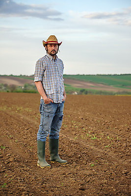 포토 JPG 해외이미지 식물 백인 응시 계절 남자 셔츠 밭 농업 자연 미래 노동자 거리 부츠 한명 서기 사람 야외 농장 농경지 환경 정원 흙 봄 성장 청바지 시골 농부 땅 유기농 원예 밀짚모자 내추럴 땅바닥 모종 수평선 세련 해외202004 해외포토 서양인 직업 모자_잡화 1 웰빙 시선 산업 신발 컨셉 상의 바지 모션 바닥 취미 생태계 파일형식 이미지허브