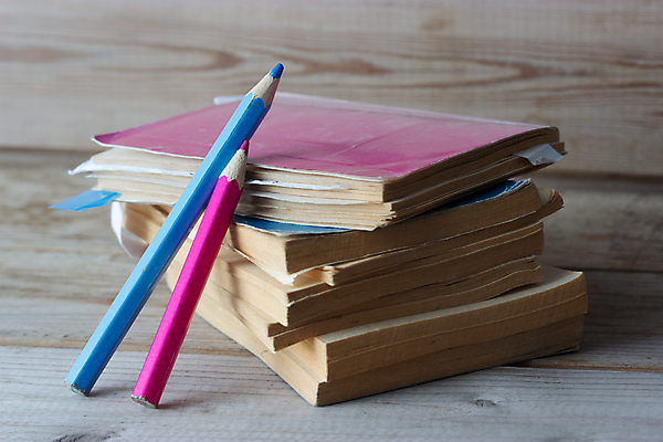 포토 JPG 해외이미지 학생 디자인 교육 종이 분홍색 백그라운드 비즈니스 학교 탁자 사람없음 목재 책 파란색 빛 스터디 연필 쌓기 다이어리 쪽지 어둠 페인트 정보 수확 덮개 수집 책상 교과서 대학교 질감 복고 문학 페이지 패드 그런지 옛날 해외202004 해외포토 나무 컬러 가구 농업 재료 모션 학용품 교재 학습 필기구 사무용품 뚜껑 파일형식 이미지허브