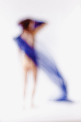 포토 JPG 해외이미지 백그라운드 이동 추상 한명 사람 파란색 직물 소프트포커스 부드러움 블러 효과 해외202004 해외포토 1 컬러 컨셉 무늬 촬영기법 감각 파일형식 이미지허브