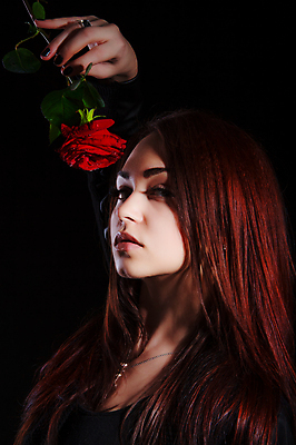 포토 JPG 해외이미지 백인 손 옷 꽃 감정 백그라운드 컨셉 그림자 선물 사랑 한명 빨간색 물 장미 갈색 유행 검은색 어둠 재킷 젖음 흰색 물방울 잡기 날짜 야간 가죽 이발 만족 꽃봉오리 냄새 슛 팔 스타일 해외202004 해외포토 자연요소 서양인 식물 1 컬러 모션 사람 신체부위 외투 파일형식 이미지허브