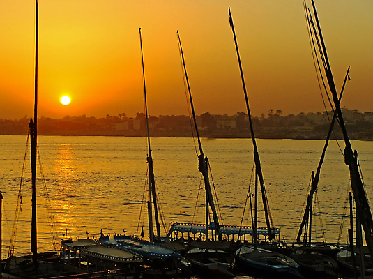 포토 JPG 해외이미지 실루엣 여행 요트 교통시설 아프리카 하늘 항해 파노라마 이집트 풍경 사람없음 야외 강 태양 일출 항구 일몰 새벽 사막 도시 보트 강가 크루즈 함선 모터보트 북쪽 타운 모터 해외202004 해외포토 자연요소 나라 교통 배_교통 촬영기법 노을 방향 시설 파일형식 이미지허브