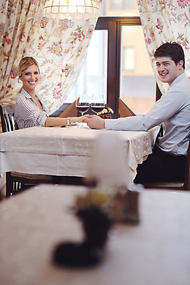 포토 JPG 해외이미지 커플 여자 남자 행복 데이트 탁자 조명 함께함 실내 앉기 상반신 성인 두명 옆모습 레스토랑 와인 손잡기 식사 소프트포커스 연애 성인만 해외202004 해외포토 감정 뷰포인트 가구 컨셉 관계 모션 주류 촬영기법 사람 내부 식당 파일형식 이미지허브