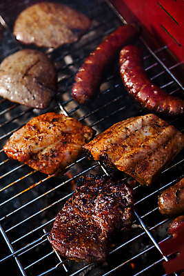 포토 JPG 해외이미지 주간 육류 요리 근접촬영 사람없음 야외 파티 정원 연기 그릴 바비큐 굽기 소시지구이 해외202004 해외포토 자연요소 음식 뷰포인트 식재료 주방용품 이벤트 소시지 구이 파일형식 이미지허브