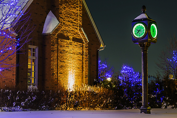 포토 JPG 해외이미지 나무 벽 시계 캐나다 겨울 전등 화살 산 거리 사람없음 건물 세로 파란색 빛 화환 추위 야간 저녁 수증기 큼 시원함 만족 서리 제비 해외202004 해외포토 자연요소 식물 건축물 계절 꽃 감정 컬러 북아메리카 조류 조명 크기 파일형식 이미지허브
