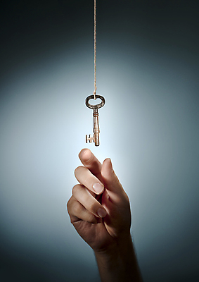 포토 JPG 해외이미지 손 줄 컨셉 손가락 열쇠 매달리기 사람없음 금속 수확 오브젝트 획득 해결 옛날 해외202004 해외포토 농업 모션 재질 신체부위 파일형식 이미지허브