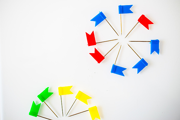 포토 JPG 해외이미지 모양 디자인 종이 컨셉 패턴 일러스트 비즈니스 추상 문구용품 화살 사람없음 빨간색 초록색 파란색 컬러풀 사무실 노란색 3D 흰색 깃발 방향 심볼 날카로움 고립 해외202004 해외포토 컬러 무늬 디지털합성 오브젝트 파일형식 이미지허브