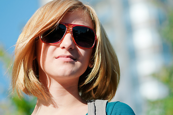 포토 JPG 해외이미지 나무 백인 1 라이프스타일 응시 공원 여자 행복 감정 안경 포즈 백그라운드 장난 자연 휴가 거리 한명 사람 성인 야외 초록색 빛 검은색 축제 흰색 도시 우아함 시원함 만족 내추럴 해외202004 해외포토 서양인 식물 시선 잡화 공공시설 컬러 컨셉 생활 생태계 파일형식 이미지허브