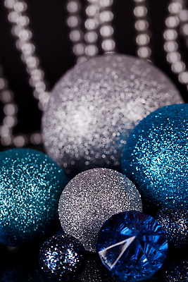 포토 JPG 해외이미지 크리스마스장식 크리스마스 검은배경 실내 사람없음 아웃포커스 장식볼 보석 오브젝트 오너먼트 해외202004 해외포토 기념일 백그라운드 촬영기법 내부 장식 검은색 광석 파일형식 이미지허브