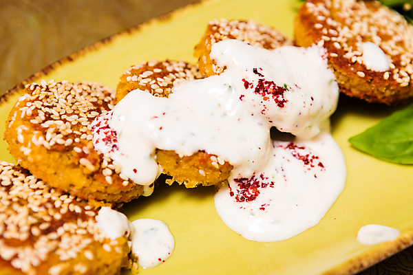 포토 JPG 해외이미지 전통 접시 음식 빵 잎 다이어트 토마토 채소 공 양파 오이 파슬리 샌드위치 건강 이집트 요리 사람없음 초록색 갈색 식사 샐러드 튀김 신선 상추 주머니 지중해 허브 점심식사 병아리콩 아랍어 채식주의자 피타 비건 해외202004 튀르키예 해외포토 식물 식기 아시아 바다 컬러 아프리카 콩 채식 파일형식 이미지허브