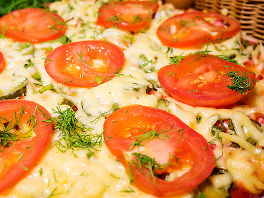 포토 JPG 해외이미지 접시 조각 잎 토마토 치즈 피자 요리 사람없음 식사 저녁식사 이탈리아 신선 폐기물 굽기 햄 토핑 바질 점심식사 딜 모짜렐라치즈 살라미 핸드메이드 해외202004 해외포토 식물 식기 유럽 채소 유제품 패스트푸드 서양음식 육류 쓰레기 구이 파일형식 이미지허브