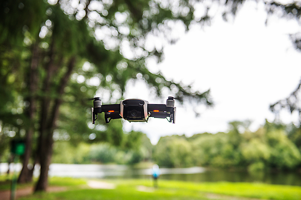 포토 JPG 해외이미지 구름 직업 백그라운드 컨셉 모션 하늘 비행기 안테나 사람없음 카메라 디지털 사진촬영 촬영 일몰 장비 흰색 관찰 헬리콥터 위험 무선전화기 로봇 항공 프로펠러 보안 감시 멀리 동영상 발견 혁명 드론 스파이 제어 해외202004 해외포토 자연요소 컬러 통신 항공교통 대중교통 안전 전자제품 노을 전화기 파일형식 이미지허브