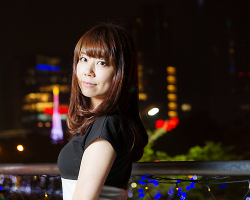 포토 JPG 해외이미지 직업 라이프스타일 응시 여자 아시아 얼굴 전등 거리 한명 미소 사람 동양인 성인 야외 빛 일본 중국 도시 야간 저녁 부름 셀룰러 해외202004 해외포토 자연요소 1 시선 나라 모션 조명 표정 인종 생활 신체부위 파일형식 이미지허브