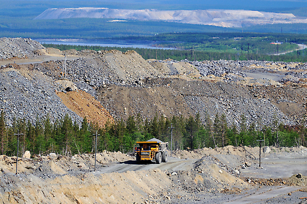 포토 JPG 해외이미지 나무 산업 도로 교통시설 사람없음 야외 골짜기 작업 땅 버리기 발굴 먼지 짐차 공학 채석 해외202004 해외포토 식물 교육 길 교통 모션 자동차 자연 시설 파일형식 이미지허브
