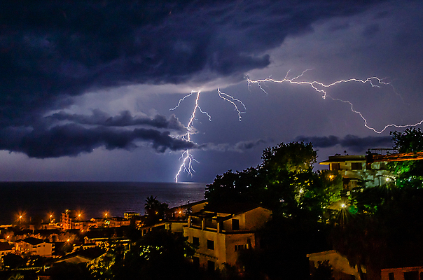 포토 JPG 해외이미지 구름 바다 자연 하늘 날씨 전등 풍경 사람없음 가로 파란색 빛 검은색 어둠 활발 에너지 야간 위험 번개 장면 폭풍 뇌우 폭풍우 해외202004 해외포토 자연요소 컬러 컨셉 조명 비_날씨 자연재해 생태계 파일형식 이미지허브