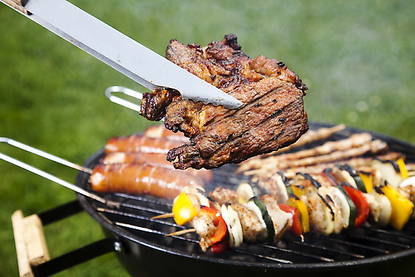 포토 JPG 해외이미지 주간 집게 육류 요리 들기 사람없음 야외 아웃포커스 여름 파티 정원 꼬치 연기 그릴 바비큐 굽기 꼬치구이 소시지구이 해외202004 해외포토 자연요소 계절 음식 식재료 모션 주방용품 촬영기법 이벤트 소시지 구이 파일형식 이미지허브