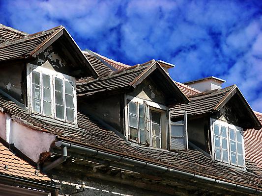 포토 JPG 해외이미지 구름 디자인 유럽 건축양식 창문 유리 하늘 지붕 벽돌 아파트 주택 사람없음 건물 파란색 컬러풀 수확 역사 그늘 옥상 타일 묘사 질서 타운 옛날 해외202004 해외포토 자연요소 건축물 건축 나라 컬러 농업 재질 예절 도시 파일형식 이미지허브