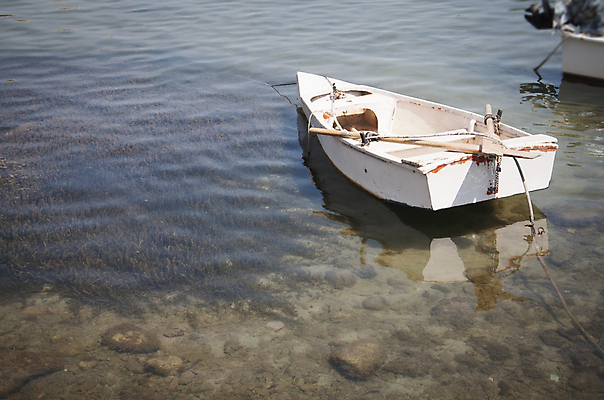 포토 JPG 해외이미지 호수 바다 여행 자연 낚시 바닥 풍경 사람없음 물 여름 파란색 반사 평화 침묵 흰색 보트 해조류 작음 나룻배 지중해 정박 함선 암초 노젓기 닻 고립 옛날 줄서기 혼자 해외202004 해외포토 자연요소 계절 컬러 컨셉 배_교통 모션 레저 소리 해양식물 크기 생태계 파일형식 이미지허브