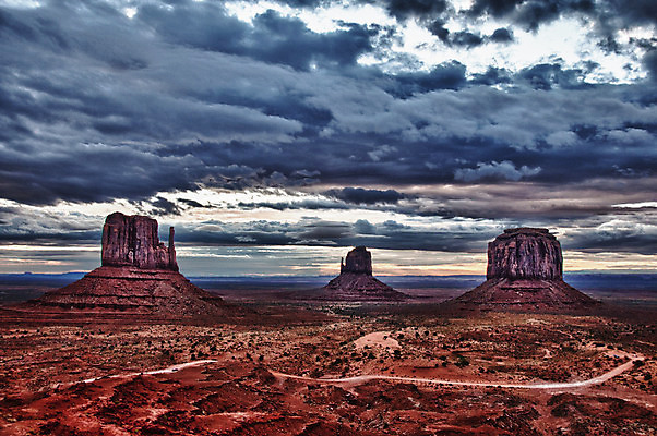 포토 JPG 해외이미지 구름 공원 도로 모래 여행 자연 하늘 휴가 산 거리 풍경 사람없음 야외 빨간색 파란색 빛 골짜기 계곡 미국 어둠 침묵 일몰 새벽 사막 바위 시골 고독 인도인 언덕 장면 사암 애리조나 멀리 천연기념물 부족 서쪽 수평선 해외202004 손모아장갑 해외포토 자연요소 외국인 공공시설 감정 길 컬러 장갑 컨셉 북아메리카 교통시설 동양인 노을 소리 돌_바위 방향 생태계 파일형식 이미지허브