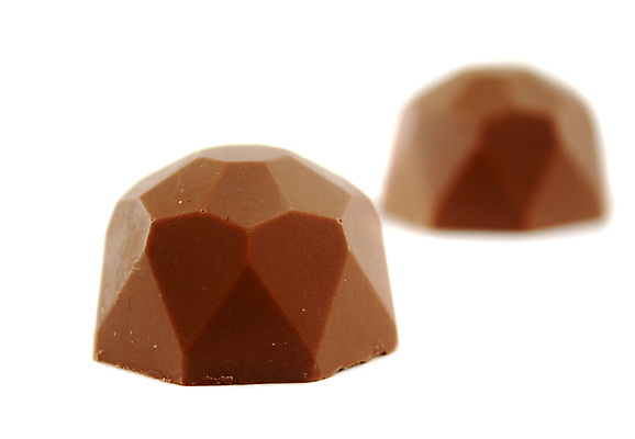 포토 JPG 해외이미지 조각 사탕 사람없음 갈색 과자 초콜릿 대접 달콤 맛 설탕 자르기 슬라이스 부드러움 칼로리 폴리곤 해로움 핸드메이드 해외202004 해외포토 컬러 컨셉 모션 디저트 감각 파일형식 이미지허브