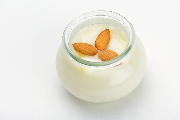 포토 JPG 해외이미지 실내 사람없음 한개 흰배경 아몬드 푸딩 해외202004 해외포토 1 백그라운드 디저트 내부 견과류 흰색 파일형식 이미지허브