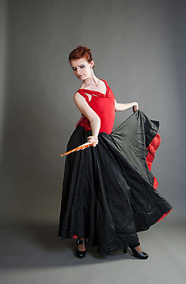 포토 JPG 해외이미지 백인 1 전통 드레스 옷 여자 유럽 얼굴 음악 사람 인종 사람없음 빨간색 유행 검은색 연주자 댄서 회색 춤 부채 화려 열정 히스패닉 플라멩코 유일 해외202004 해외포토 서양인 직업 감정 나라 예술 컬러 컨셉 문화예술 신체부위 음악가 세계문화유산 파일형식 이미지허브